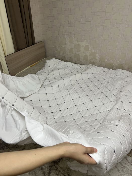 Продам наматрасник двухспальный и детское одеяло