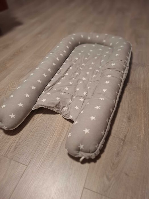 Cosulet dormit bebelusi portabil Kidizi Baby Nest (alb cu gri)