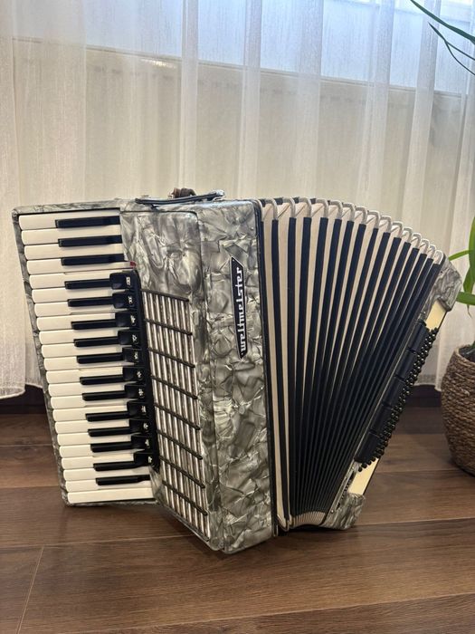 Acordeon Weltmeister Stella cu 96 de basi ton de orga