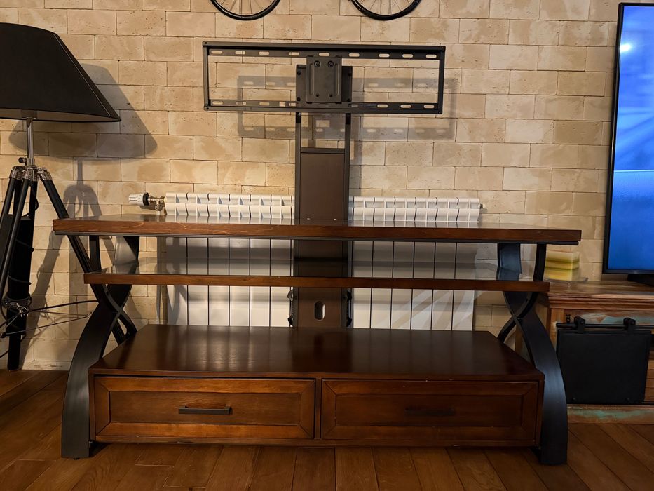 Тв - шкаф с дърво