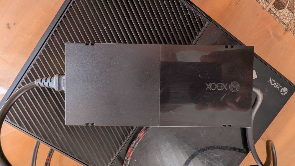 XBOX ONE 500ГБ с играм и адаптером