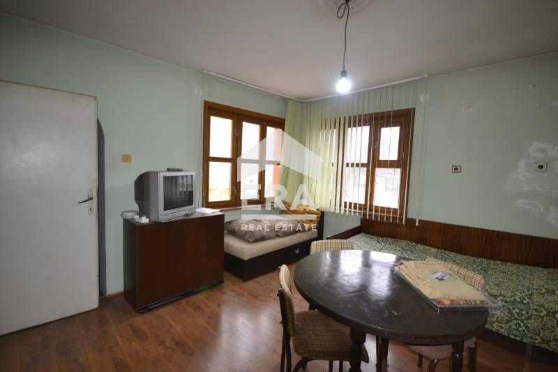 Прекрасна двуетажна къща с двор в квартал ,,Тракийски,,