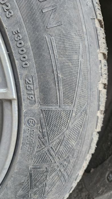 4 броя 215 65 17 зимни гуми Continental WinterContact и Vredestein Win