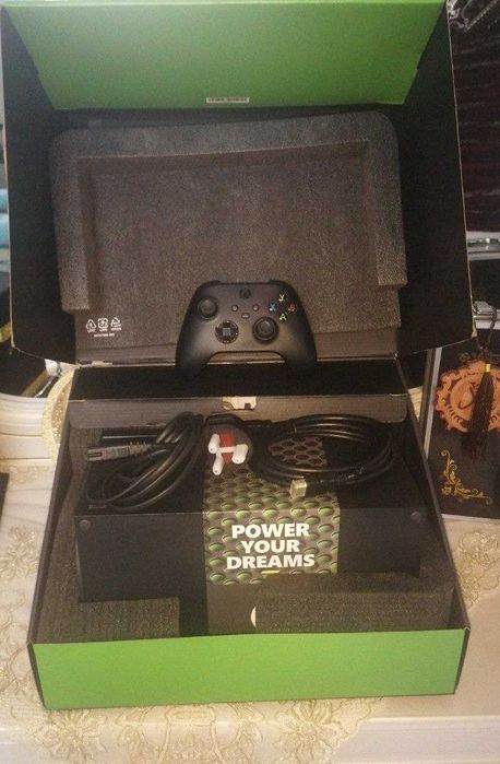 Xbox series X 1Tb СРОЧНО в идеальном состоянии