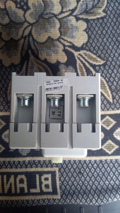 Продам новый автомат 250А