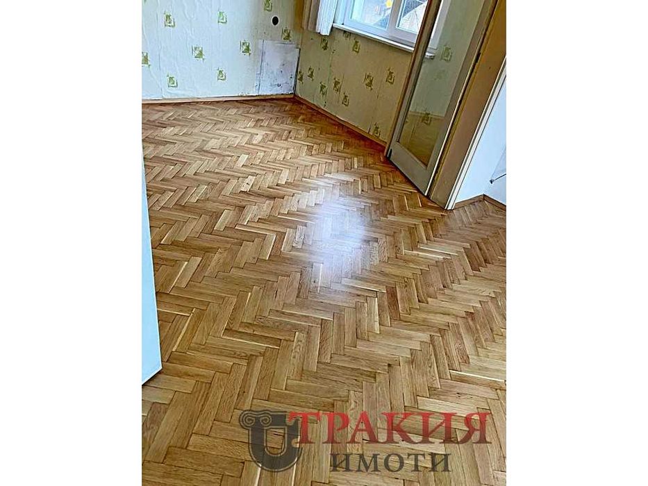 Два етажа от масивна къща с гараж под Аязмото