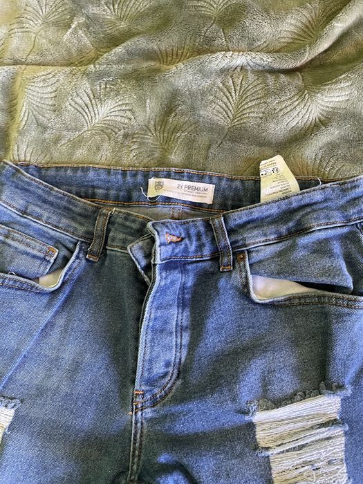 Сини накъсани дънки