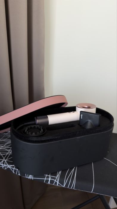 Продавам оригинален сешоар Dyson