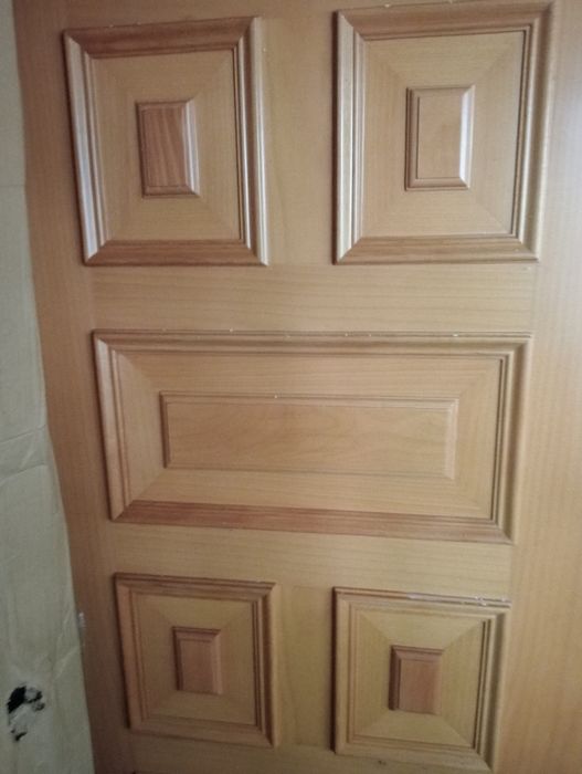 Ușă blindată îmbrăcată în lemn