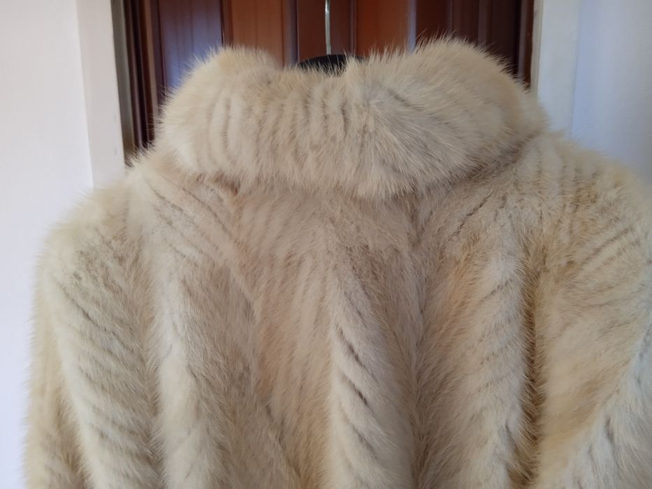 Продавам употребявано палто от норка.