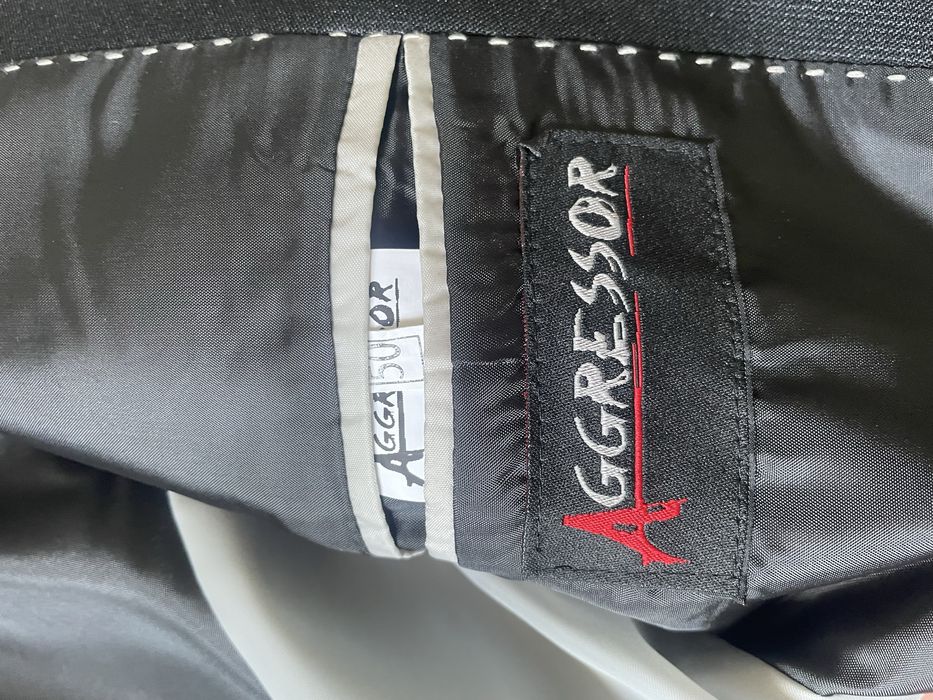 Сако-мъжко; Агресор