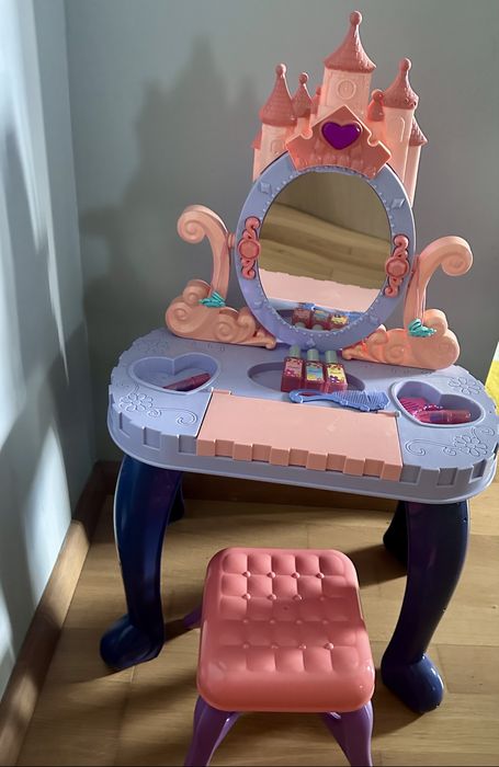 Masa de machiaj si pian