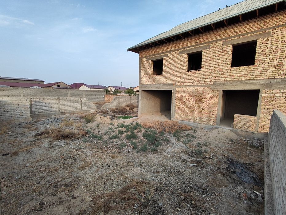 Katej uslubidagi hovli sotiladi.