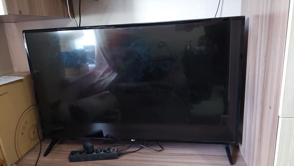 Телевизор LG. Диагональ 42.5 в отличном состоянии
