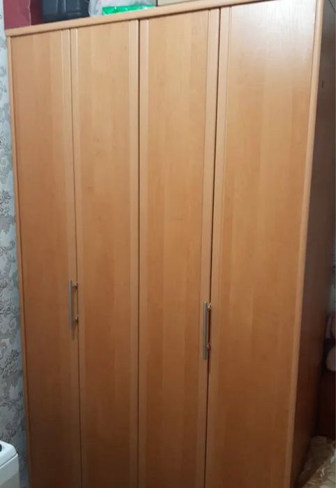 Продам мебель б/у шкаф и стол со стульми