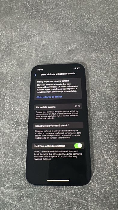 iPhone 12, baterie 77%