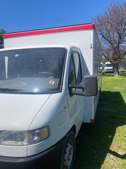 autoutilitara speciala cu vitrina frigorifica