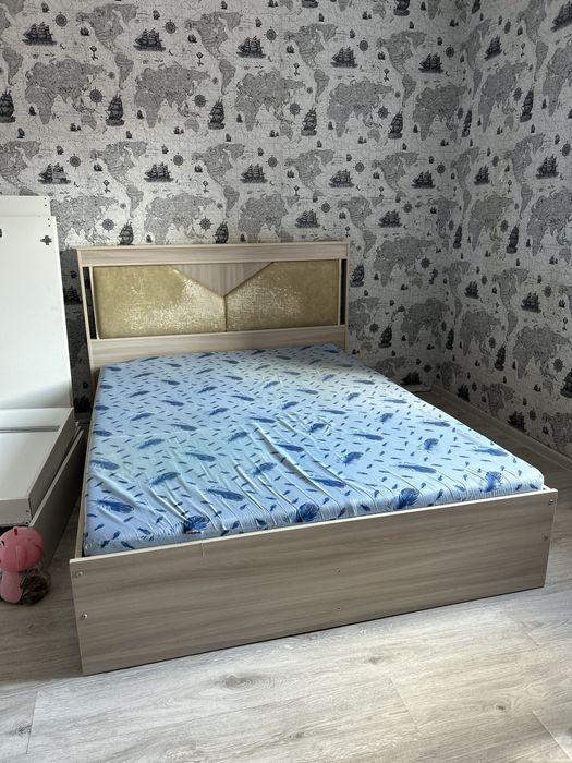 Продам кровать с матрацом.