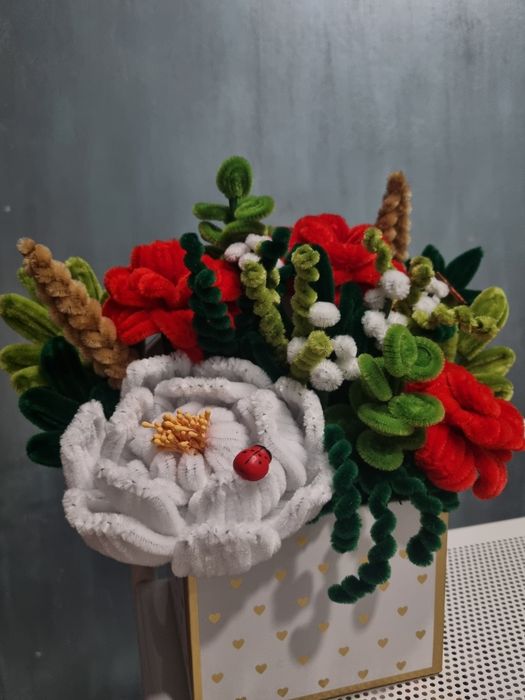 aranjamente florale handmade din sarma plusata (poza este doar de referinta, fiecare aranjament este creat dupa gustul clientului)