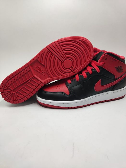 Jordan 1 Mid, noi la cutie