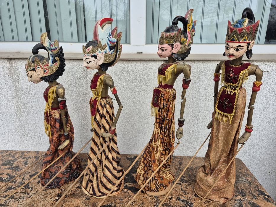 Vând 4 papusi statuiete lemn,scluptate pictate manual ,made Indonezia