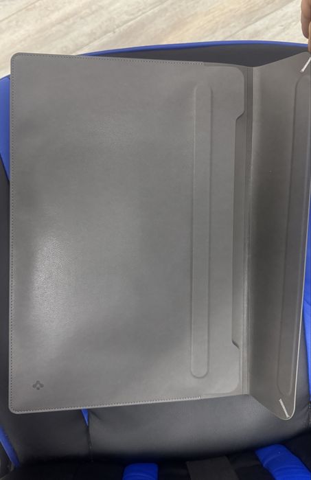 Husa Laptop/Macbook Spigen piele