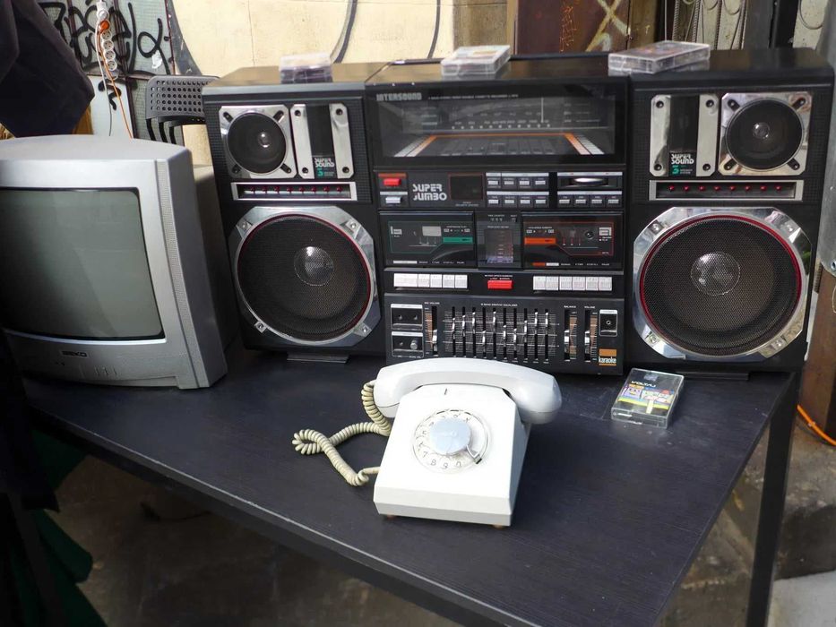 CRT WALL Perete Televizoare TV Retro Gaming Lan Party Console Decoruri