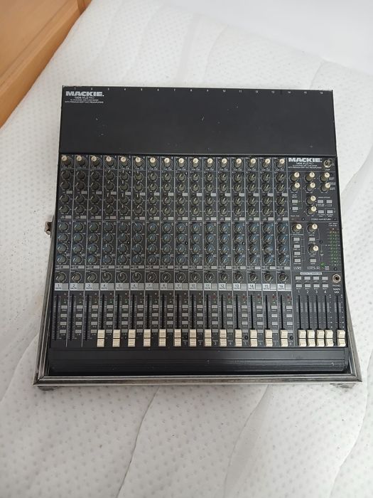 Vând mixer mackie