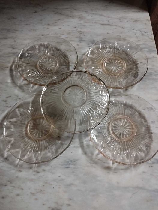 Стъклени чинии и купи