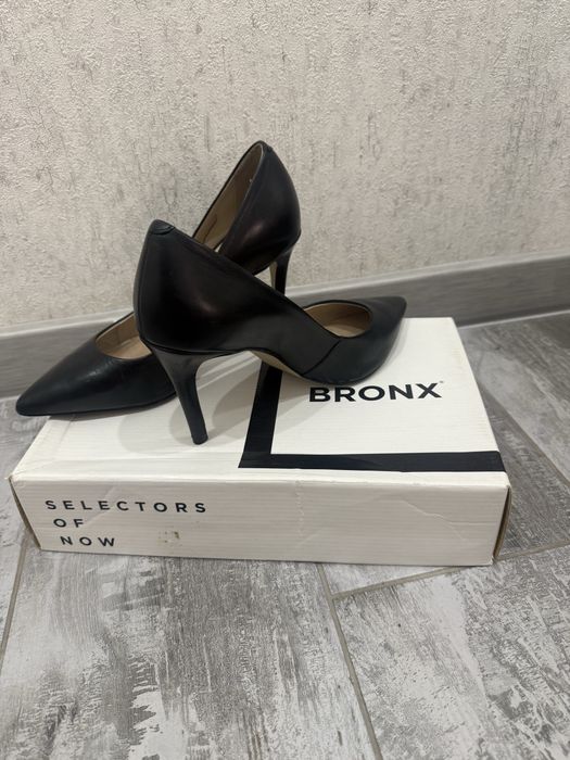 Продам черные туфли