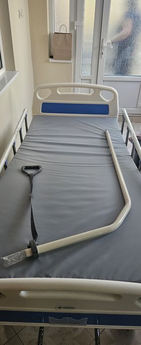 Pat medicinal mecanic, in stare fosrte buna cu saltea antiescare.