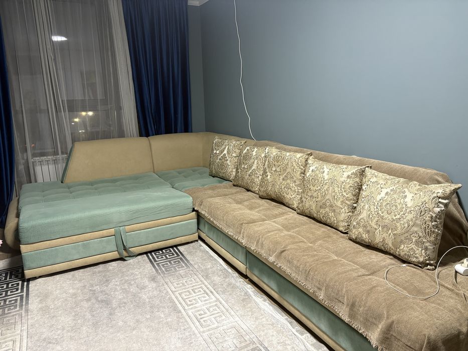 Продам угловой диван+пуфик