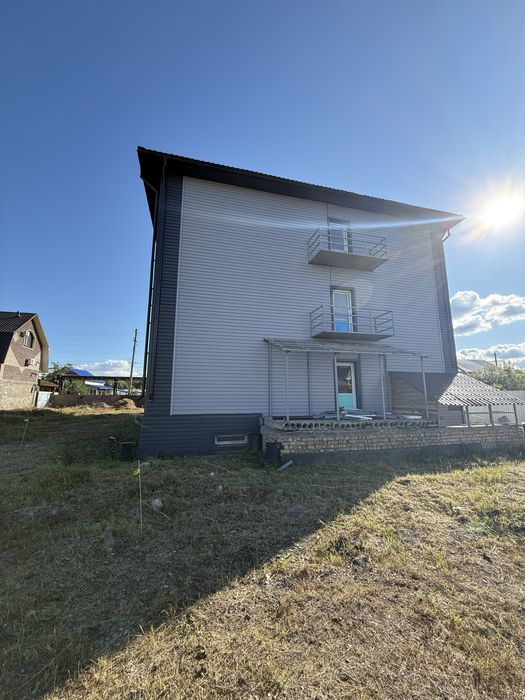 Коммерческое помещение, жилой дом