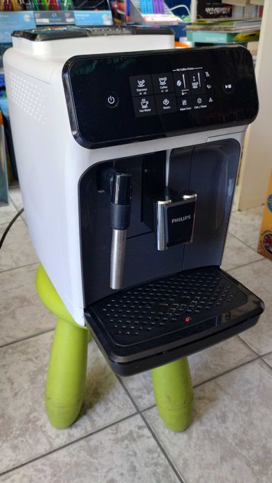 Продавам Автоматична кафемашина Philips 800 Series – Перфектно еспресо с един бутон, Бяла