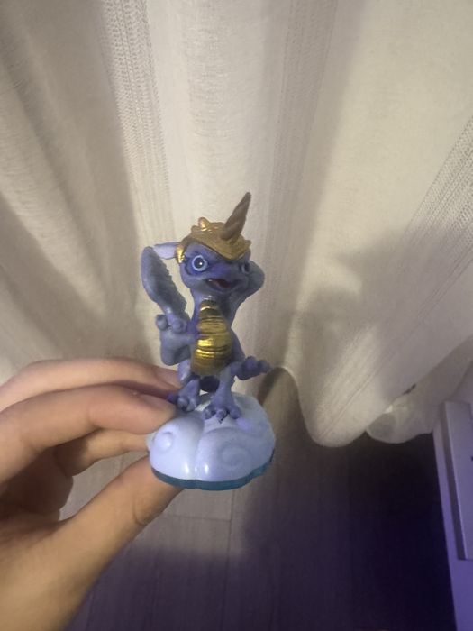Vând joc Skylanders (joc rar)pentru PS4 + 7 figurine + portal!