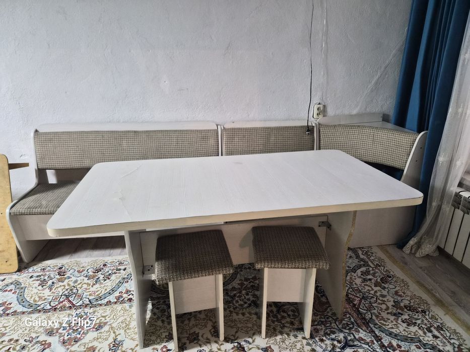 Стол и стулья кухонный