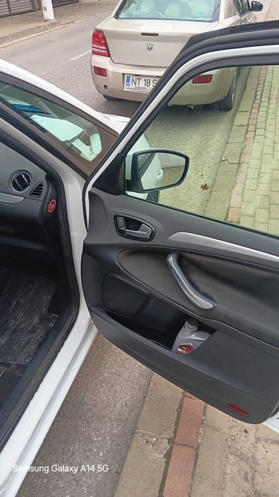 Masina ford galaxi