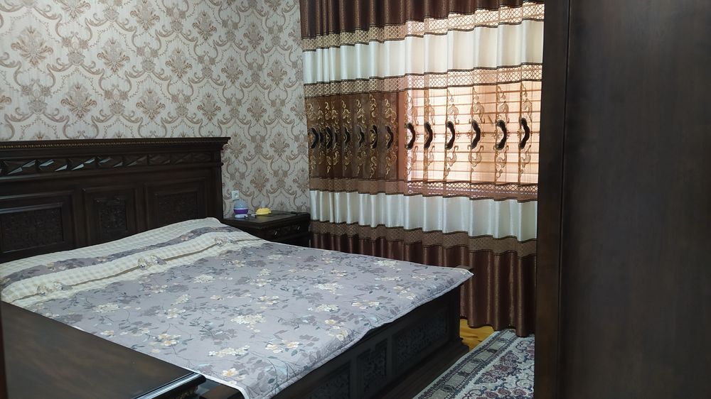 Угловой Мирдустим кучасида жойлашган 3 қаватли коттедж сотилади.