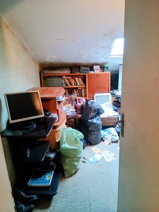 Четиристаен тухлен апартамент с гараж, таванско помещение и дворно място в централната част на Шумен