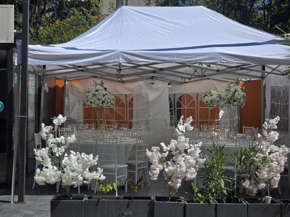 | Corturi, mese, scaune, veselă, pahare