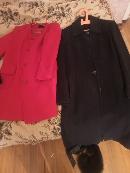 Пальто продаються