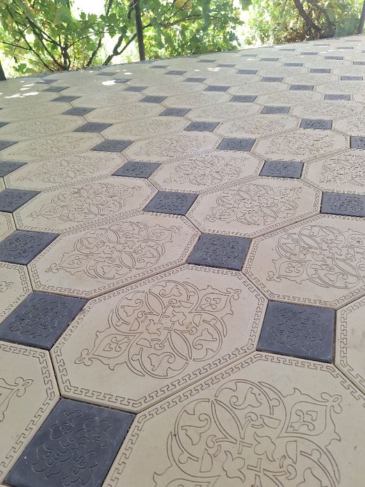 Брусчатка, бордюры, люк