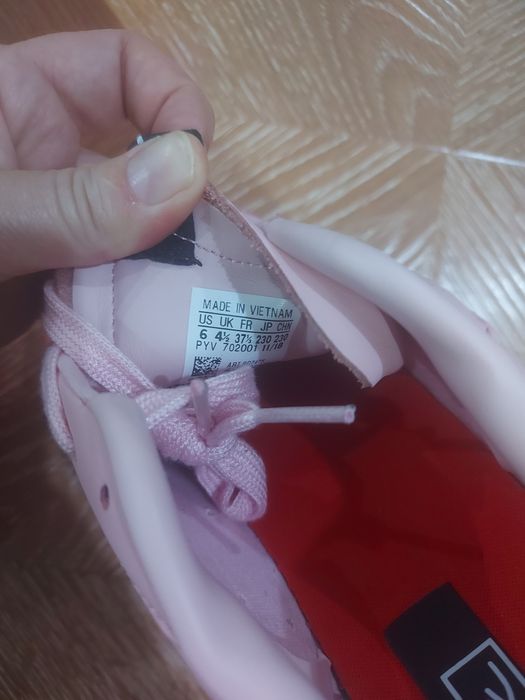 Кроссовки женские