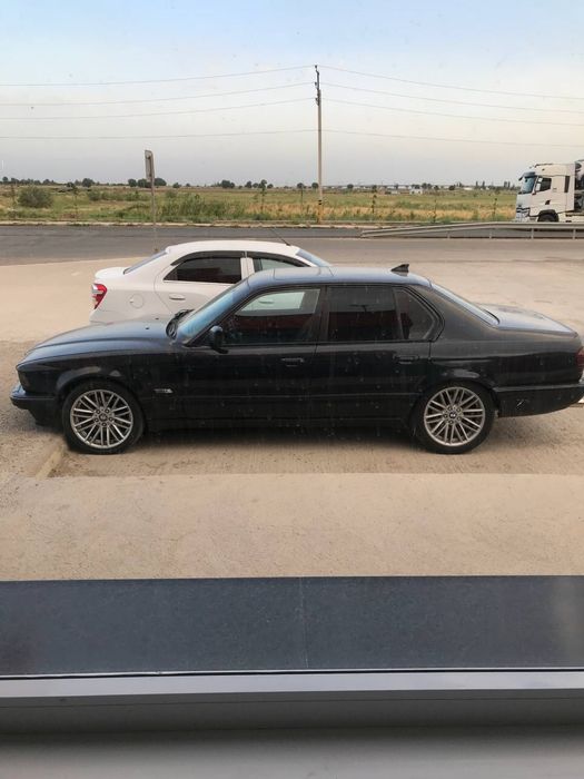 BMW E32 735i sotiladi