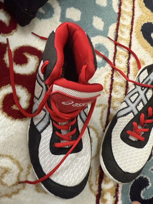 Борцовка Asics сатылады.