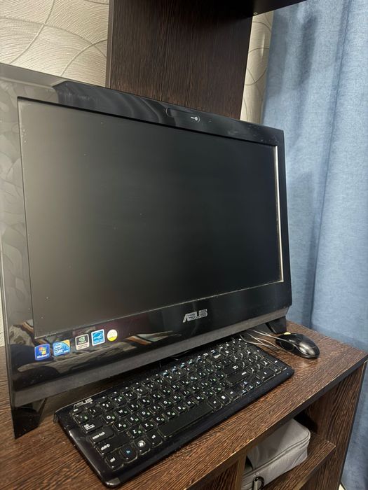 Компьютер моноблок вместе с подставкой