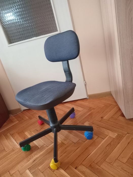 Въртящ стол на колела