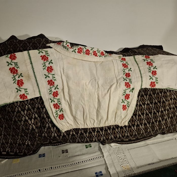 Ie veche, cămașă țărănească,