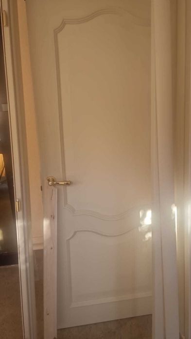 ușă de stejar  confectionată cu materiale din ITALIA, pe culoare crem