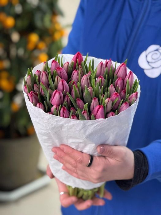 Цветы тюльпаны  , розы ,розницу принимаем заказы